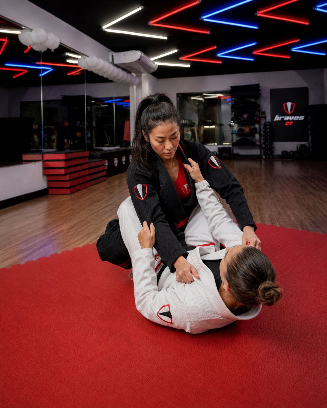Alunas treinando jiu-jitsu no tatame da BRAVES
